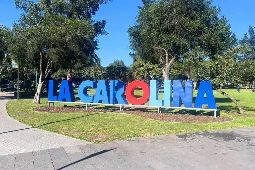 A blue and red sign in Parque La Carolina which reads "La Carolina"